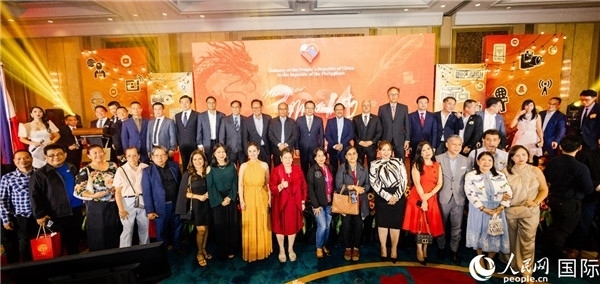 出席駐菲律賓使館2024年新年媒體沙龍部分嘉賓代表合影。人民網(wǎng)記者樊帆 攝