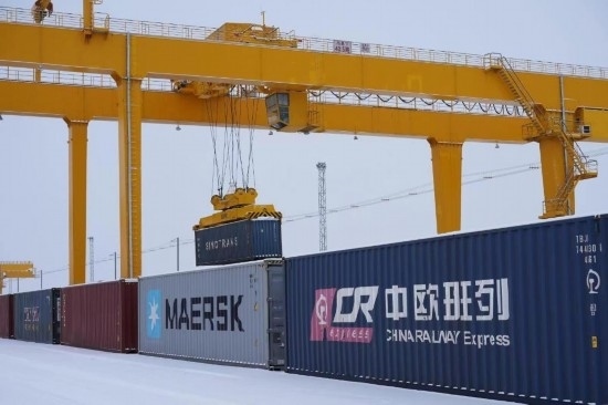 霍爾果斯口岸鐵路換裝場內(nèi)正在進(jìn)行集裝箱換裝作業(yè)。（受訪單位供圖）