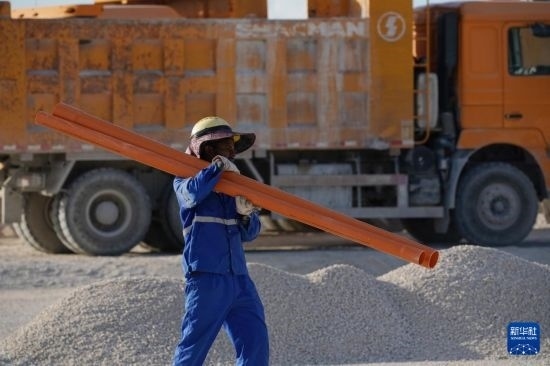 1月18日，工作人員在瑙魯艾沃港碼頭升級(jí)改造項(xiàng)目工地工作。新華社記者 王申 攝