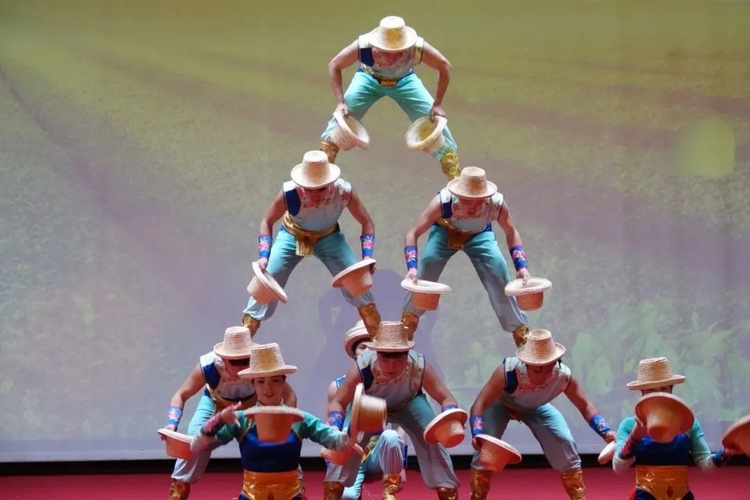 雜技表演“草帽歡歌” 。貝寧中國文化中心供圖