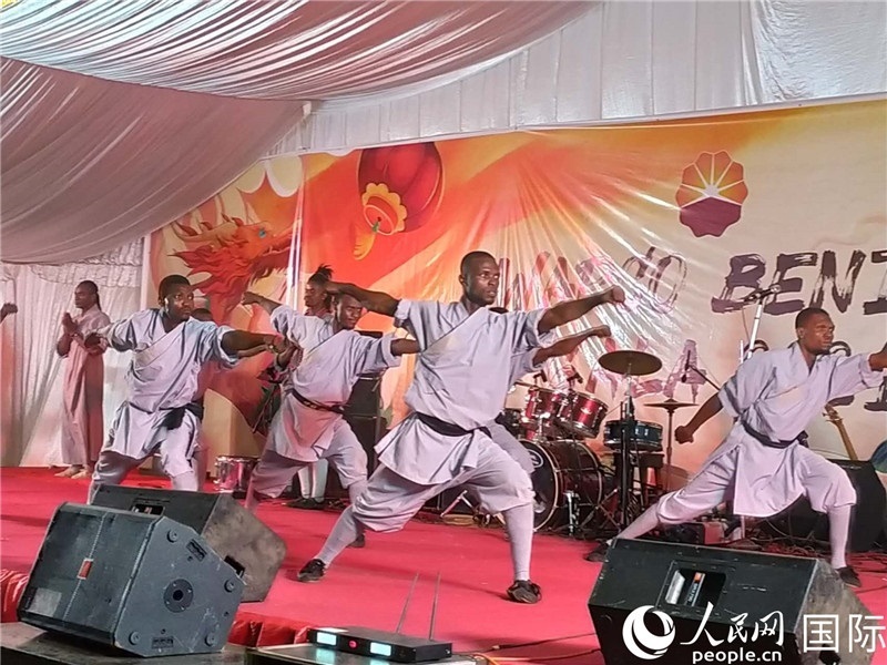 貝寧中國文化中心武術(shù)隊在進行表演。人民網(wǎng)記者 黃培昭攝