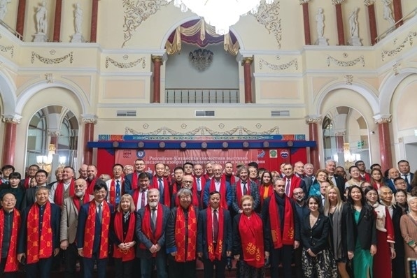 中俄書法美術(shù)作品聯(lián)展與會(huì)來(lái)賓共同合影留念。駐俄羅斯使館供圖