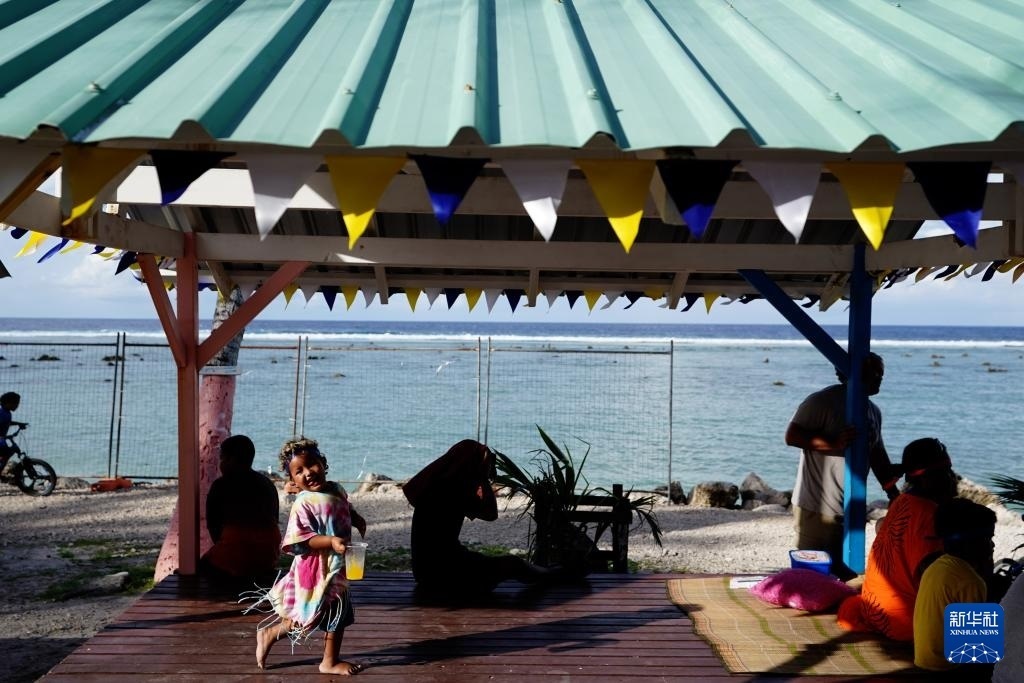 1月20日，當(dāng)?shù)厝嗽阼斠惶幒┬蓍e娛樂。新華社記者 王申 攝