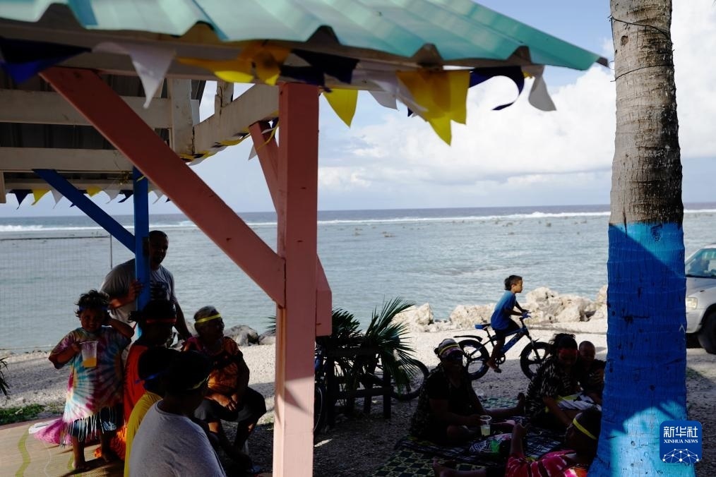 1月20日，當(dāng)?shù)厝嗽阼斠惶幒┬蓍e娛樂。新華社記者 王申 攝