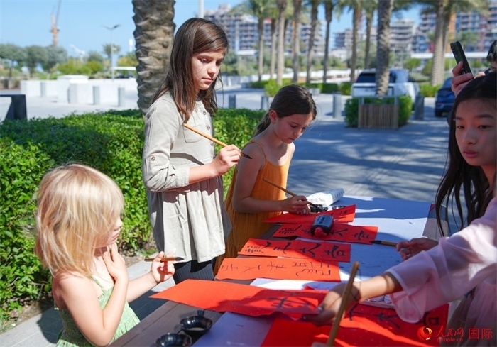 小朋友體驗書法創(chuàng)作。人民網(wǎng) 塔里克·易卜拉欣攝