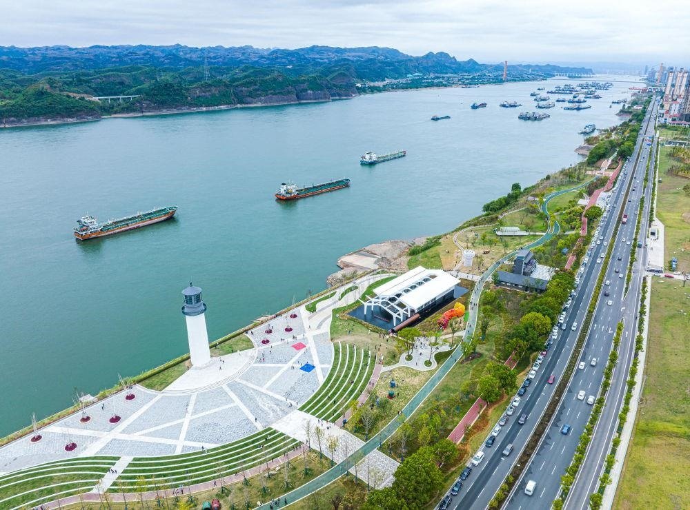 △湖北宜昌市濱江公園燈塔廣場。該廣場是在實施岸線復(fù)綠等綜合措施后，由老舊碼頭改造而成。