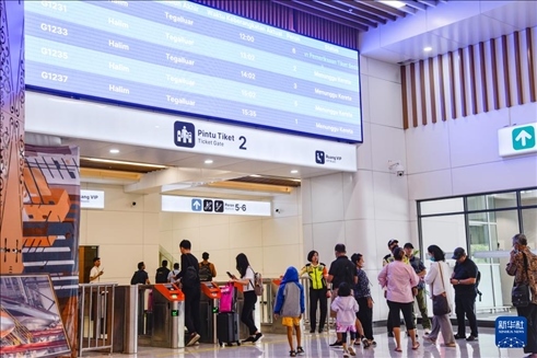 1月24日，在印度尼西亞雅加達哈利姆站候車大廳，乘客刷票前往站臺。新華社記者 徐欽 攝