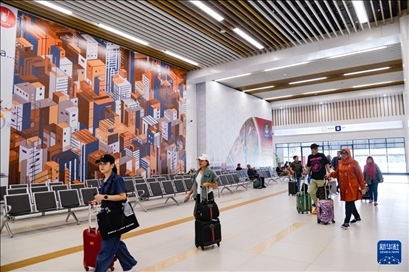 1月24日，在印度尼西亞雅加達哈利姆站，乘客在候車大廳內(nèi)行走。新華社記者 徐欽 攝