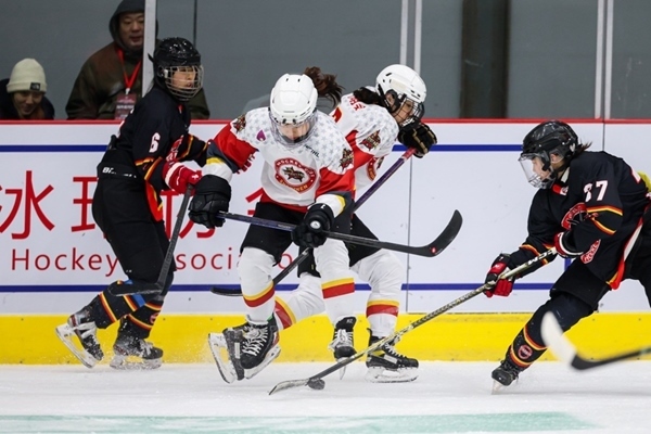 雙方球員爭搶。中國冰球協(xié)會供圖