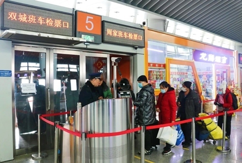 哈西公路客運(yùn)站內(nèi)旅客檢票排隊(duì)上車。黑龍江省交通運(yùn)輸廳供圖