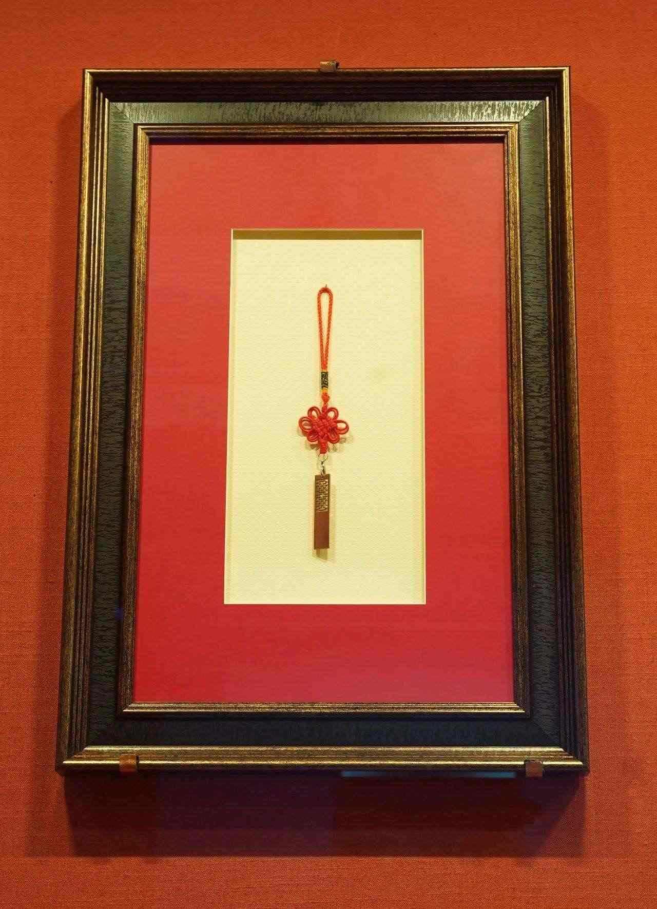 2017年5月，時任肯尼亞總統(tǒng)烏胡魯·肯雅塔贈送習(xí)近平主席的蒙內(nèi)鐵路紀(jì)念U盤。