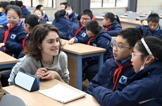  2023年12月18日，在西安新城區(qū)后宰門小學(xué)進行的中法校園文化周法語語言沙龍上，西安法語聯(lián)盟的老師與學(xué)生進行互動。新華社記者 劉瀟 攝