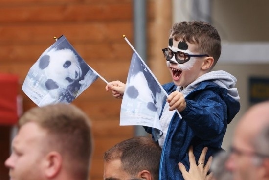  2023年7月26日，在法國圣艾尼昂市博瓦勒野生動物園外，一名兒童等待送別熊貓“圓夢”。新華社記者 高靜 攝
