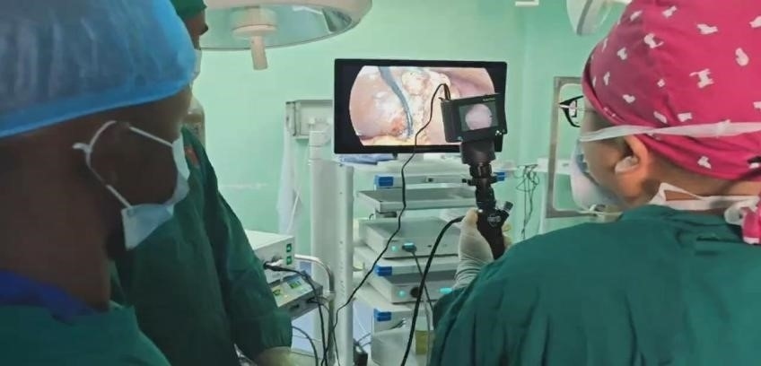 吳巍醫(yī)生（右一）在開展雙鏡聯(lián)合手術(shù)。中國援桑醫(yī)療隊供圖