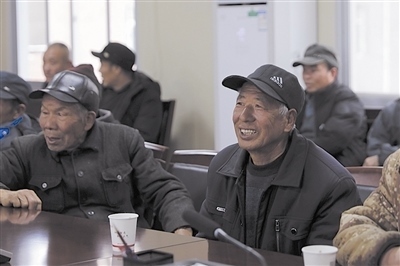  圖③：農(nóng)民工臉上洋溢著笑容。