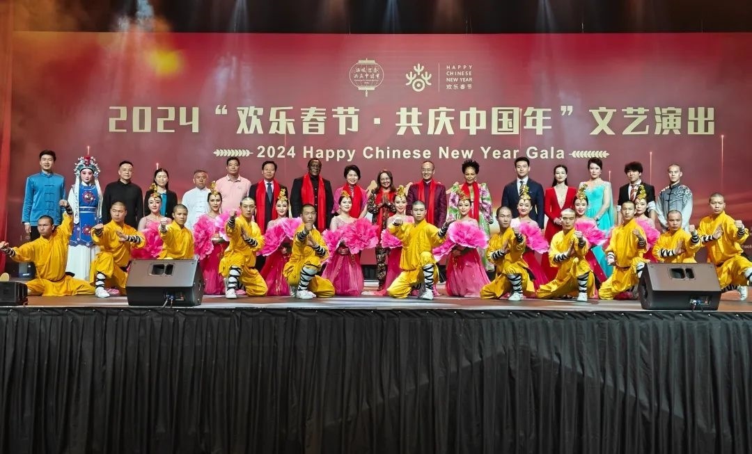 全體嘉賓和演員合影。中國(guó)駐南非大使館供圖