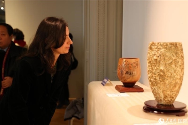 嘉賓和公眾參觀“絲路瓷行”——中國(guó)景德鎮(zhèn)陶瓷文化特展。人民網(wǎng)記者 尚凱元攝