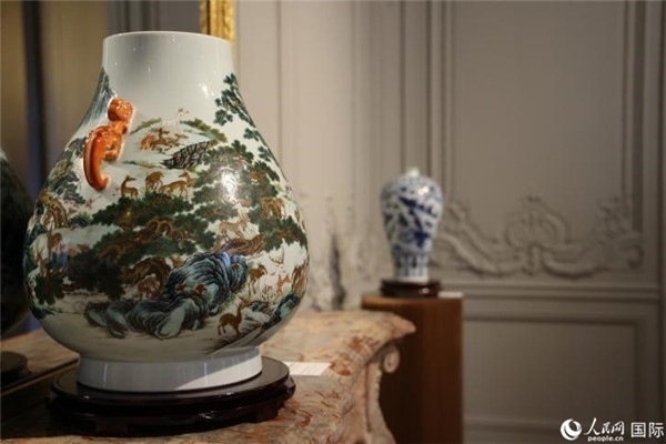 嘉賓和公眾參觀“絲路瓷行”——中國(guó)景德鎮(zhèn)陶瓷文化特展。人民網(wǎng)記者 尚凱元攝