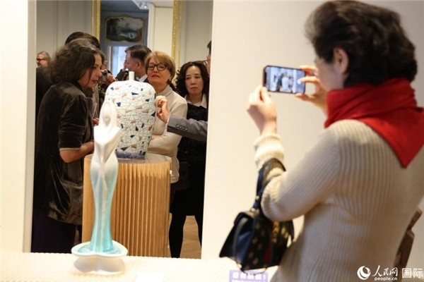 嘉賓和公眾參觀“絲路瓷行”——中國(guó)景德鎮(zhèn)陶瓷文化特展。人民網(wǎng)記者 尚凱元攝