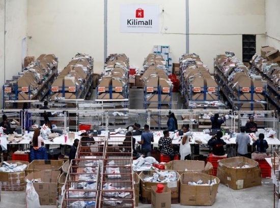 2023年11月11日，在肯尼亞姆洛隆戈，Kilimall員工在倉庫內(nèi)工作。新華社記者 李亞輝 攝