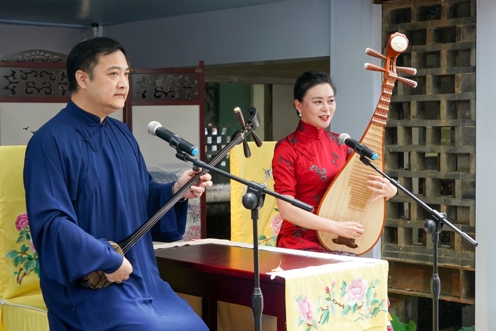 評(píng)彈藝人在蘇州平江路上的一家評(píng)彈店內(nèi)進(jìn)行表演（2023年7月7日攝）。新華社記者 李博 攝