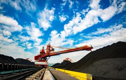 國家能源集團(tuán)黃驊港煤堆場堆料機(jī)正在作業(yè)。受訪者供圖