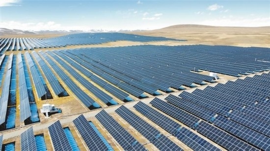 西藏華電色尼區(qū)12萬千瓦光伏發(fā)電項(xiàng)目電力保供項(xiàng)目航拍。趙書彬攝