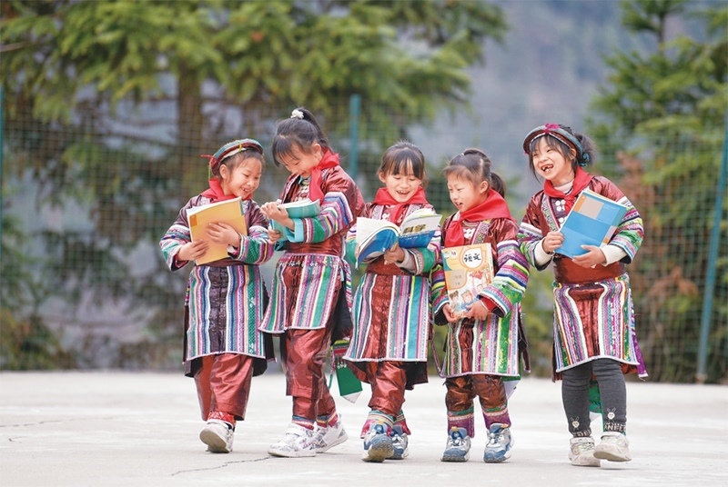 位于貴州省黔東南苗族侗族自治州從江縣大山深處的西山鎮(zhèn)中寨教學(xué)點(diǎn)，是一所全校均為瑤族學(xué)生的“微小學(xué)”。近年來，隨著教學(xué)條件逐漸改善，學(xué)校發(fā)生了翻天覆地的變化。圖為2023年2月16日，領(lǐng)到新書的瑤族學(xué)生在一起交流。 新華社記者 楊文斌/攝