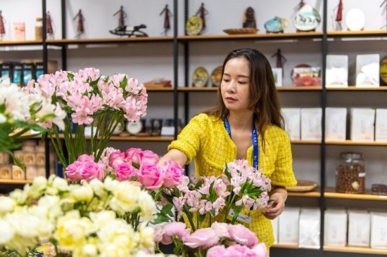 2023年7月1日，在位于湖南省長沙市的湖南高橋大市場，中非經(jīng)貿(mào)博覽會常設(shè)展館展區(qū)肯尼亞館工作人員在整理產(chǎn)自非洲的鮮花。新華社記者 陳思汗 攝