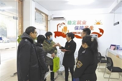  圖③：調(diào)解后，法官現(xiàn)場向當事人做釋法析理工作。