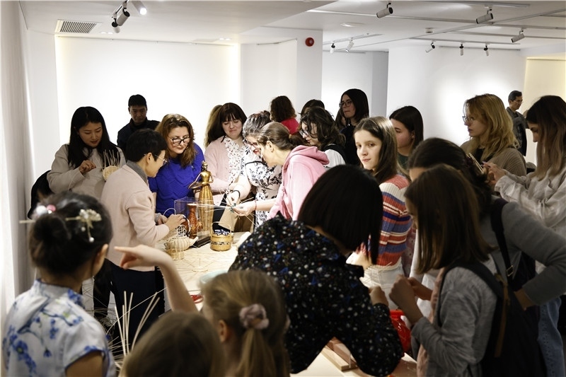 羅馬尼亞觀眾體驗安溪竹藤編技藝。 布加勒斯特中國文化中心供圖