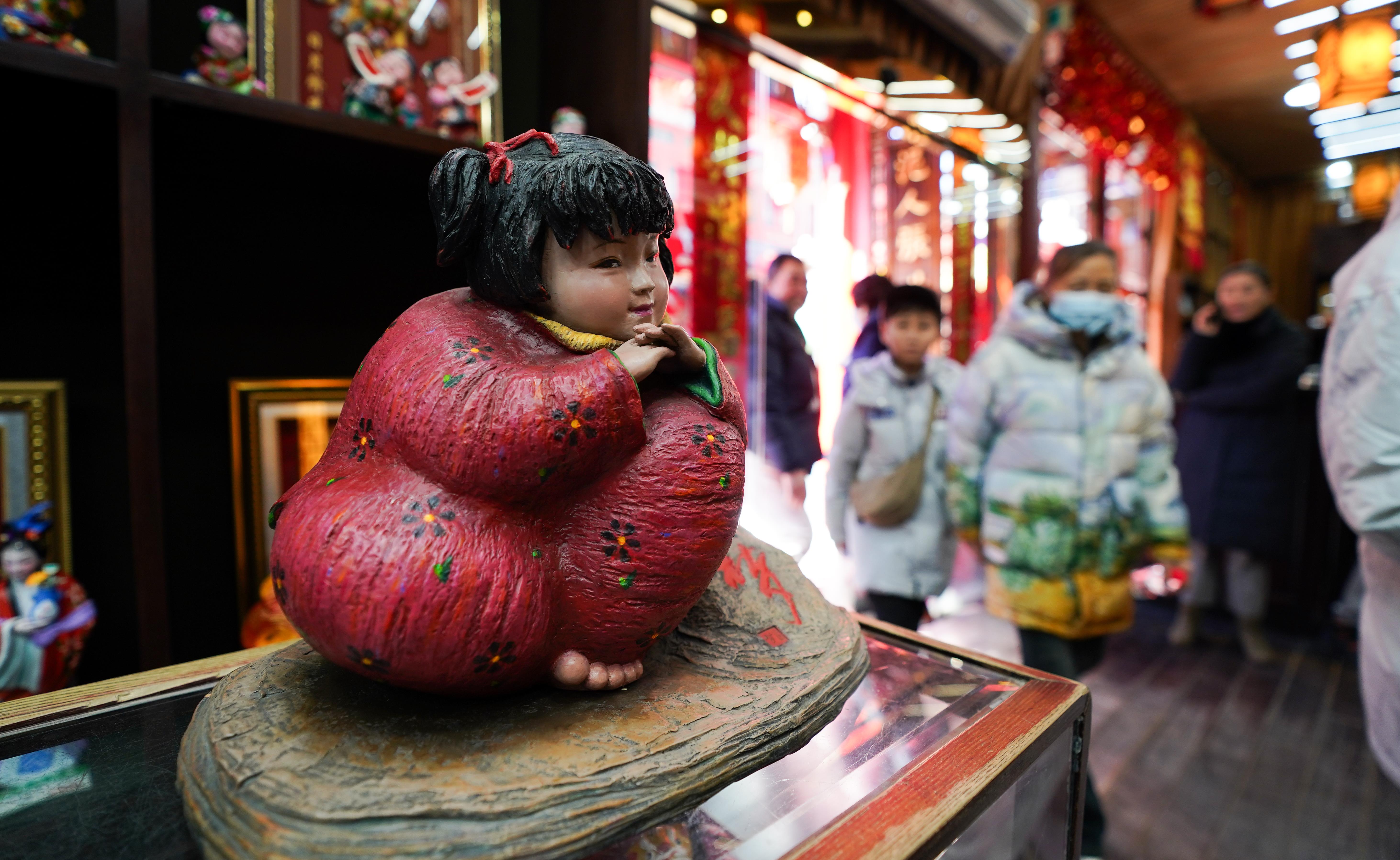 △泥人張彩塑是天津的傳統(tǒng)民間手工藝品，為天津市首批國(guó)家級(jí)非物質(zhì)文化遺產(chǎn)。（總臺(tái)國(guó)廣記者李晉拍攝）