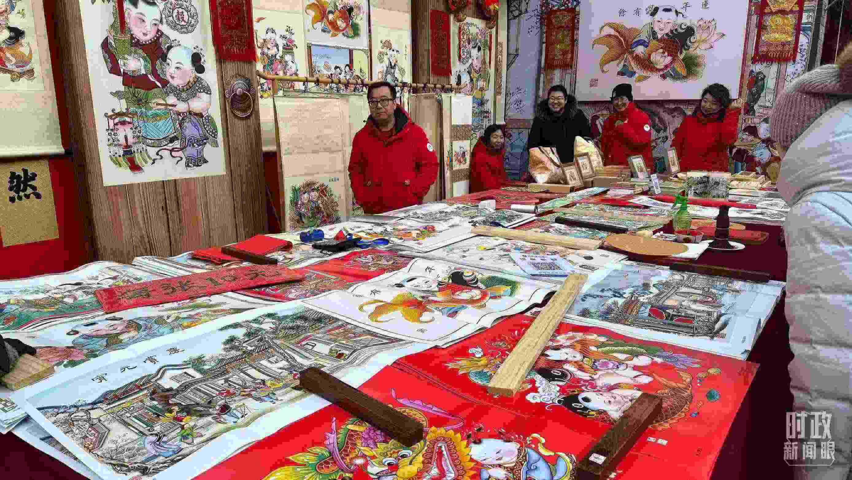 △市民們正在天津古文化街選購年畫。（總臺央視記者黎兵拍攝）