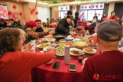 老人們享用公益年夜飯。人民網(wǎng)記者 葉賓得攝
