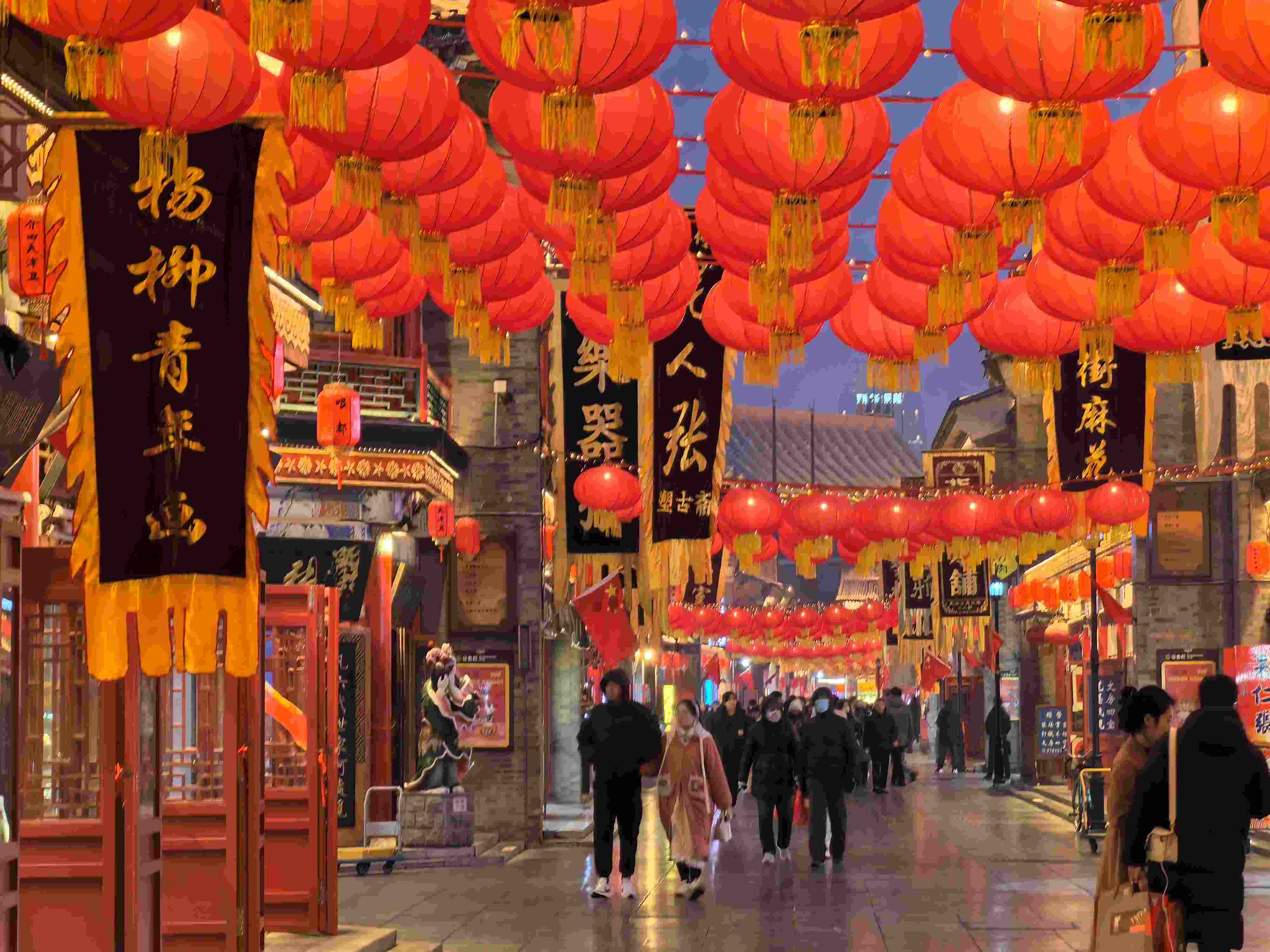 △春節(jié)臨近，古文化街上年味兒漸濃。（總臺(tái)央廣記者潘毅拍攝）