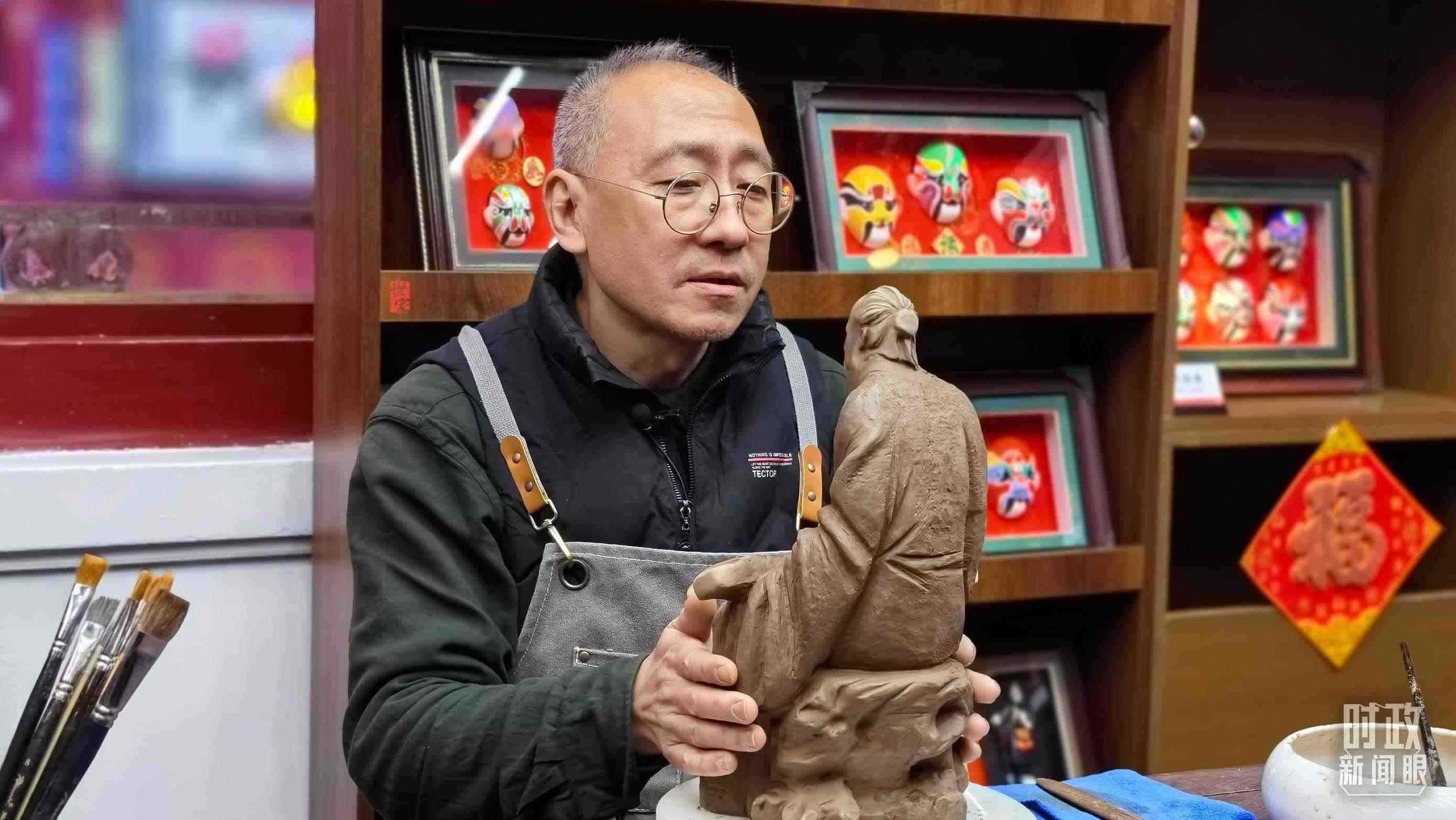 △“泥人張”的匠人正在雕塑。（總臺央視記者潘毅拍攝）