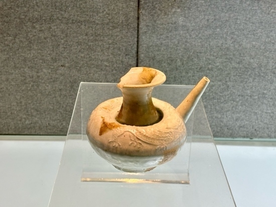 德化縣陶瓷博物館收藏的龍紋軍持。人民網(wǎng)記者 金慧慧攝