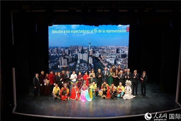 圖為王衛(wèi)大使與蒙迪諾外長(zhǎng)等嘉賓登臺(tái)祝賀。人民網(wǎng)記者 許放攝