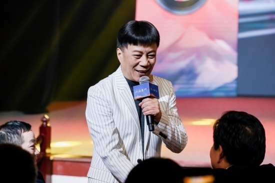 “何以中國·向海泉州”網(wǎng)絡(luò)主題活動現(xiàn)場，陳百潭演出時與觀眾互動。泉州廣播電視臺供圖