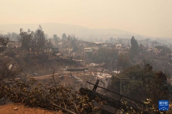 這是2月3日在智利瓦爾帕萊索大區(qū)比尼亞德?tīng)栺R市拍攝的在森林火災(zāi)中燒毀的房屋。新華社發(fā)