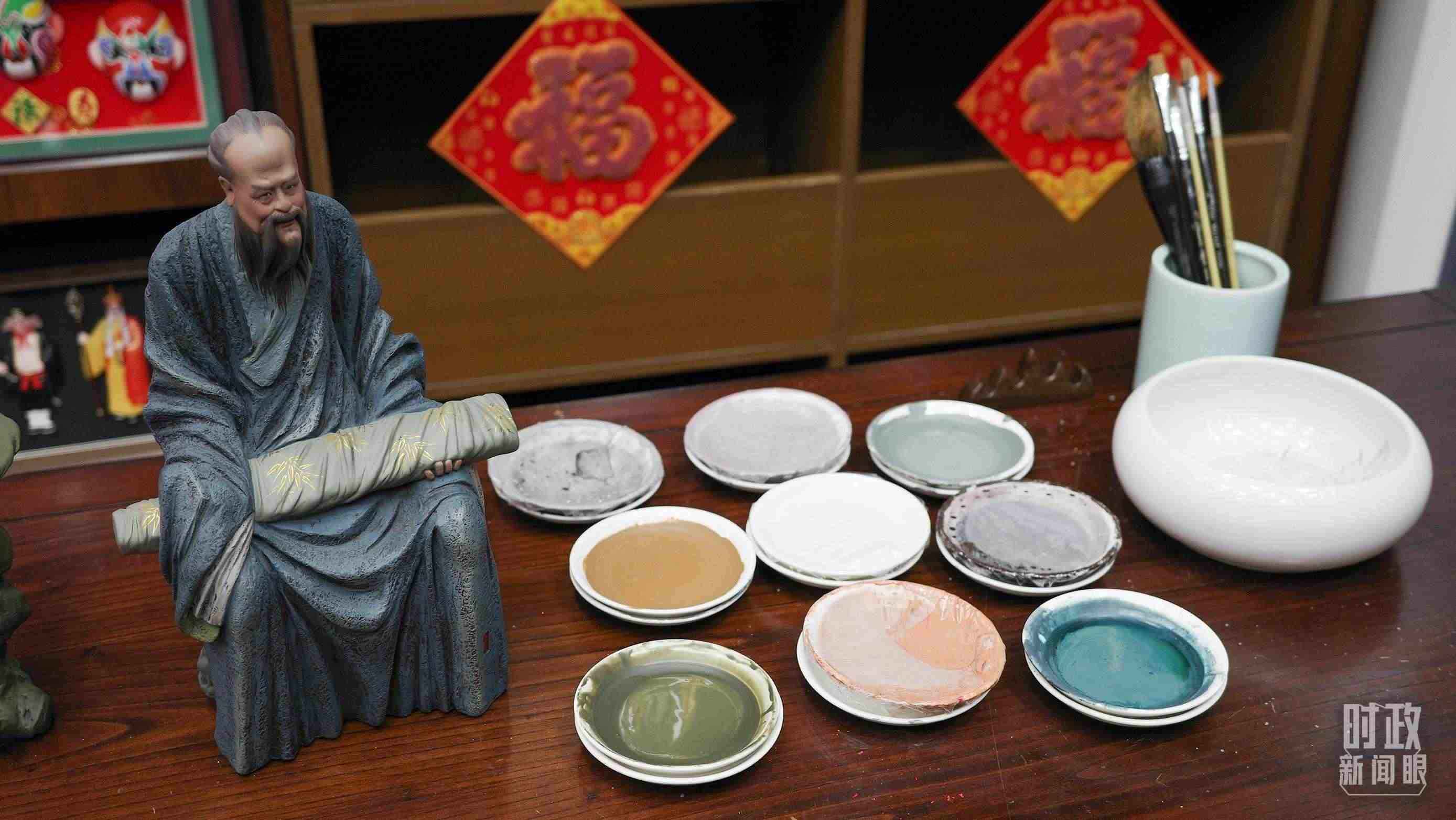 △天津古文化街，泥人張店鋪的上色顏料展示。（總臺央視記者覃思拍攝）