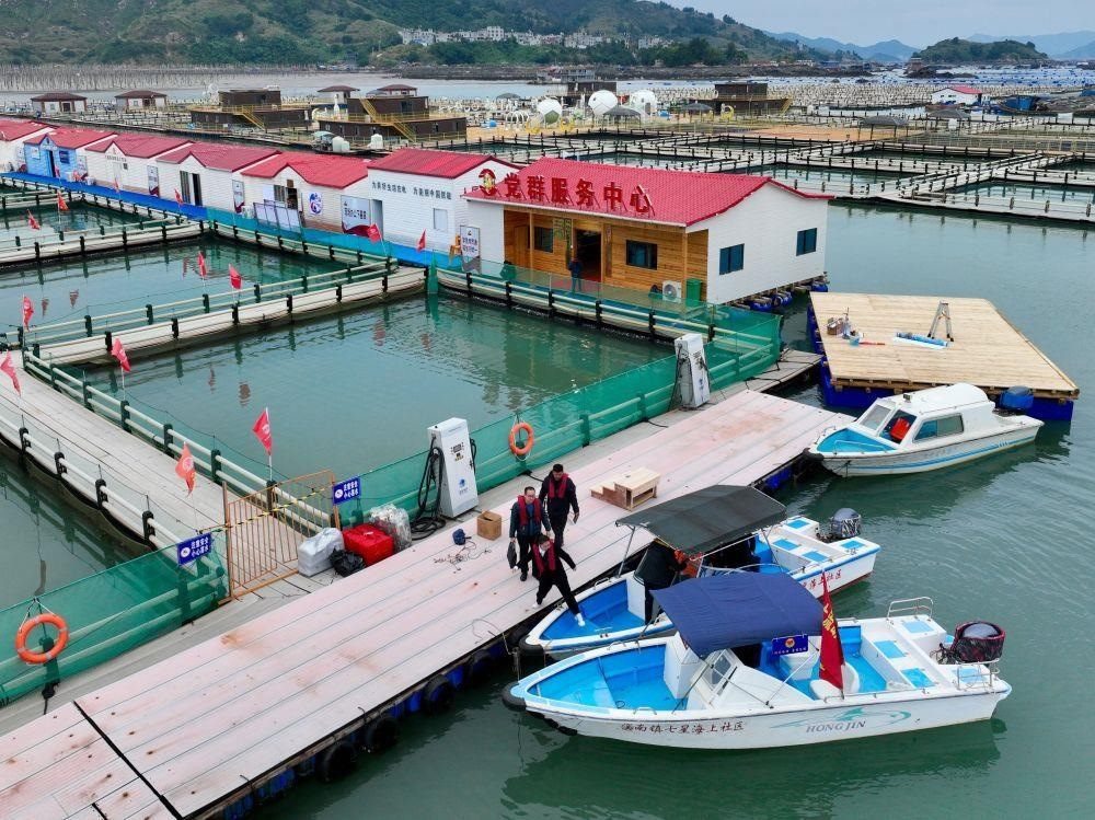 △2023年11月14日，福建寧德市霞浦縣溪南鎮(zhèn)七星海上社區(qū)的工作人員，前往轄區(qū)漁排進行民情走訪。