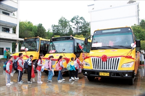 △2023年9月28日，湖北竹山縣校園直通車全域開通后，學生在有序排隊乘車。第二批主題教育開展后，竹山縣將實施農(nóng)村道路暢通工程作為為民辦實事的重要內(nèi)容。