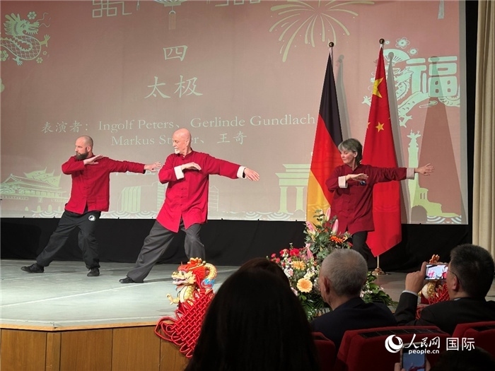 太極，表演者：Ingolf Peters、Gerlinde Gundlach、Markus Stüber