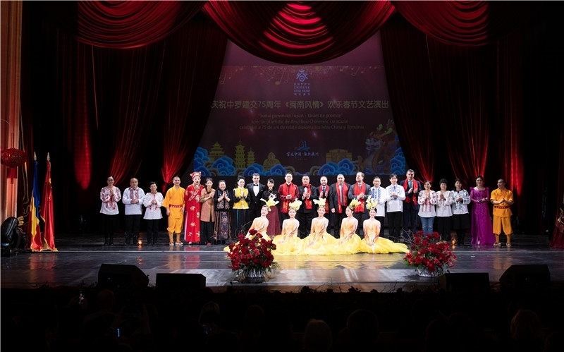 圖為韓大使、羅政府高官與泉州藝術(shù)團演員合影。中國駐羅大使館文化處供圖。