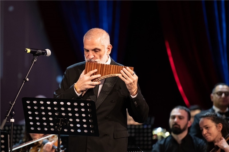 圖為著名排簫大師達米安·德拉吉奇在領(lǐng)銜演奏中國經(jīng)典曲目。 中國駐羅大使館文化處供圖。