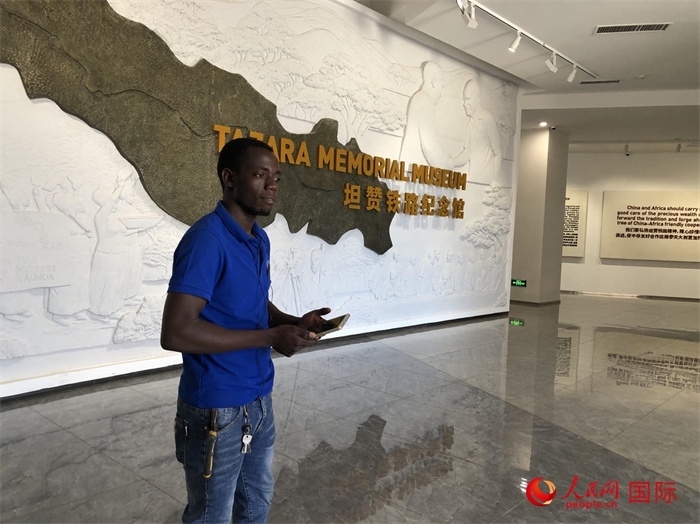 當(dāng)?shù)毓ぷ魅藛T向記者講解。人民網(wǎng)記者 黃培昭攝