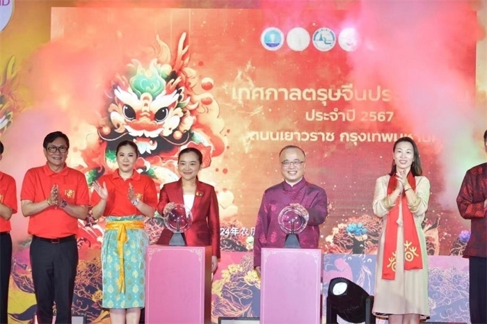 泰國旅游與體育部長素妲婉、中國駐泰國使館公使吳志武代表中泰雙方同時觸按水晶球點亮龍頭彩燈。中國駐泰國使館供圖