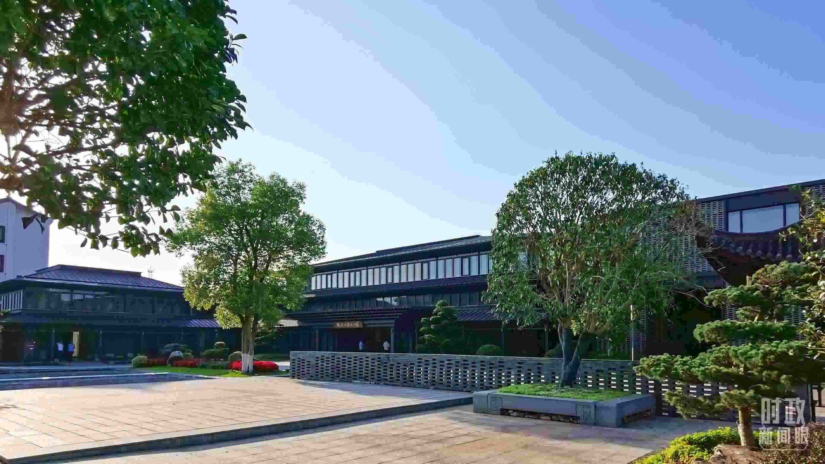 △楓橋經(jīng)驗陳列館。2023年9月，習(xí)近平來到這里考察，強調(diào)要發(fā)展好新時代“楓橋經(jīng)驗”。（總臺央視記者陳漢章拍攝）