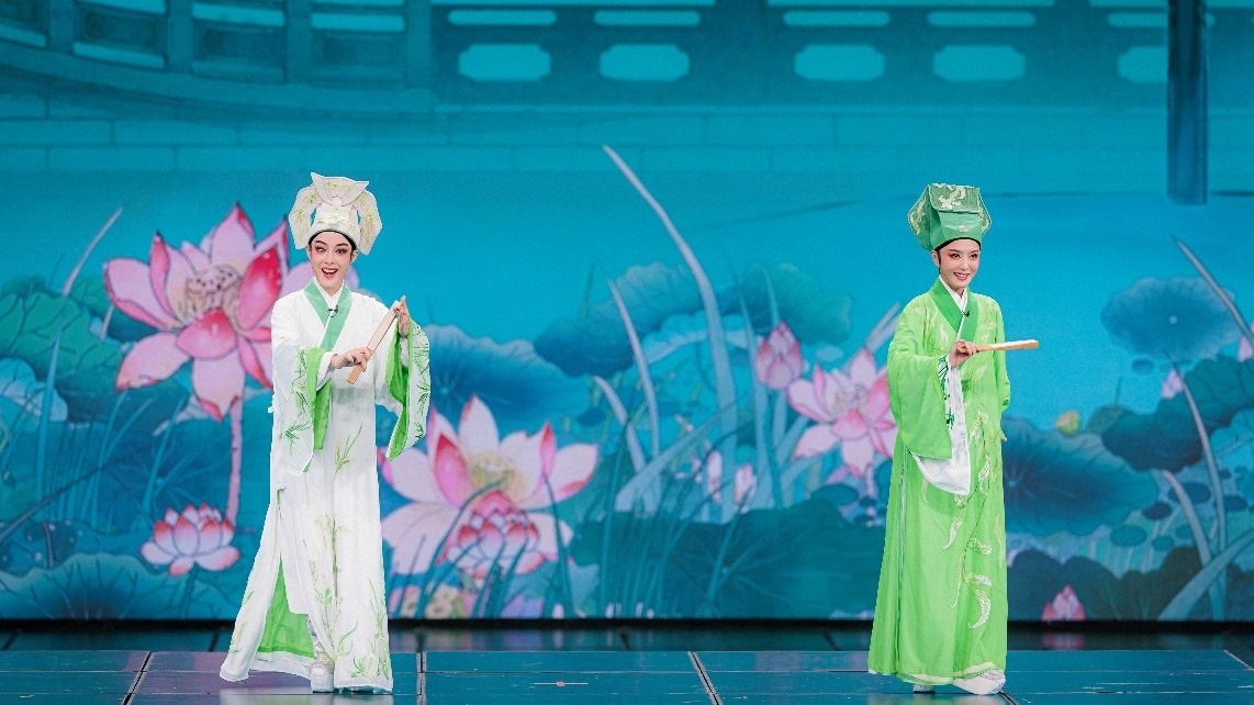 青年越劇演員陳麗君、李云霄彩排現(xiàn)場。主辦方供圖